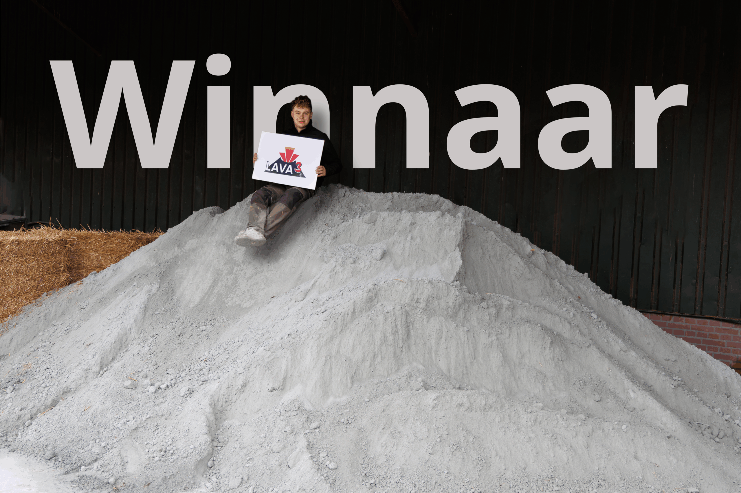 Winnaar Robert-Jan Schoemaker zit op een berg Lava3 steenmeel