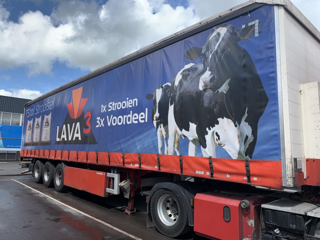 Vrachtwagen met opdruk van koeien en Lava3 ligboxstalstrooisel