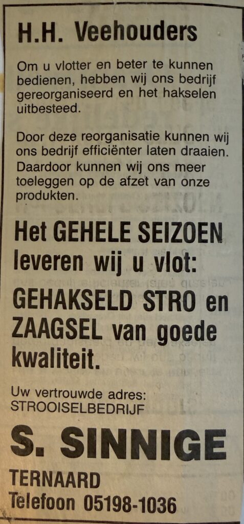 Oud krantenknipsel over het leveren van gehakseld stro en zaagsel van goede kwaliteit. Geleverd door Strooiselbedrijf S.Sinnige